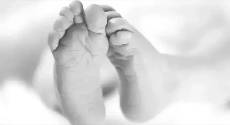 MRTVA BEBA OSTAVLJENA U BOKSU BOLNICE, POLICIJA HITNO POKRENULA ISTRAGU: Horor trese Nemačku 