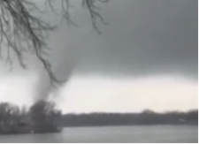 JEZIVA OLUJA UBIJA SVE PRED SOBOM Tornado ih razara, lete automobili, drveće iščupano iz korena, HOROR SCENE (VIDEO)