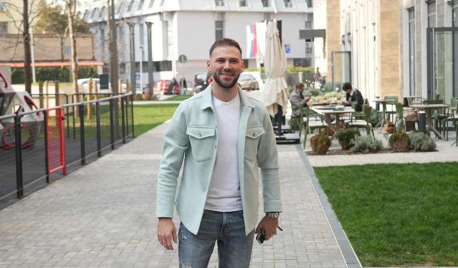 "GOLOG BIH GA IZBACILA NAPOLJE" Pevačica oštro o kolegi koji je prevario suprugu 