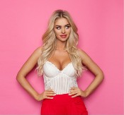 VIC DANA Ide plavuša ulicom noseći prase ispod ruke...