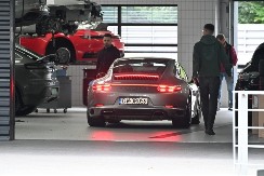 "Vidimo se na sudu" - kupio novi Porše za 270.000 evra,  a onda je nalepnica u pregradi odala prodavca 