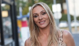 NAKON DOJAVE O BOMBI ANABELA OTIŠLA NA SVETO MESTO Posetila čuveni manastir! (FOTO)