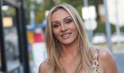 NAKON DOJAVE O BOMBI ANABELA OTIŠLA NA SVETO MESTO Posetila čuveni manastir! (FOTO)