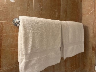 KOLIKO ČESTO MENJATE PEŠKIRE? Mnogi ga predugo drže u kupatilu, evo šta preporučuju stručnjaci