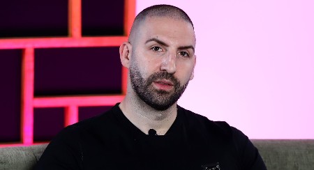 "IMAM BIZNIS, ADVOKAT SAM, BAVIM SE MUZIKOM, ALI..." Našem pevaču fali posao od 9 do 17h, našao rešenje: "To je Božji znak"