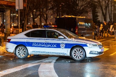  VOZIO NEREGISTROVANI AUTOMOBIL  A na na mestu suvozača prevozio dvoje dece, starosti deset i tri godine