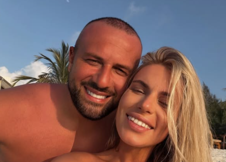 SKINUO SE NAŠ PEVAČ (45) ZA KOJIM SU LUDE ŽENE Nakon dva braka sada uživa kraj 11 godina mlađe, ona ga slikala bez majice! (FOTO)