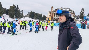 "PONOSAN SAM" Gradonačelnik Pavlović obišao najbolje niške studente koje je Grad odveo na skijanje