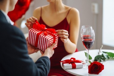 Najbolji pokloni za 8. mart: Ideje koje će svaku ženu ostaviti bez daha!