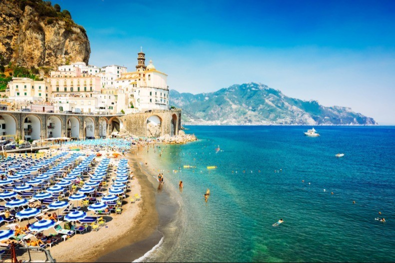 Najmanji grad smešten između stene i mora - 1.000 stanovnika je zbijeno na površini od samo 12 hektara