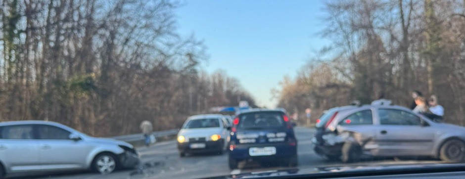 TEŽAK SUDAR DVA VOZILA U LIPOVAČKOJ ŠUMI Policija na licu mesta, saobraćaj otežan