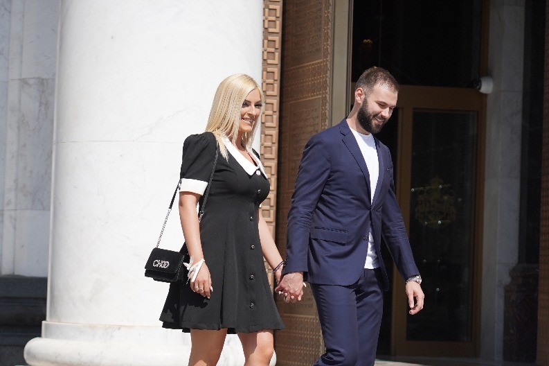 NISU IMALI ODNOSE GODINU DANA Pevač prevario suprugu: "Posvetila se deci, a on drugoj ženi"