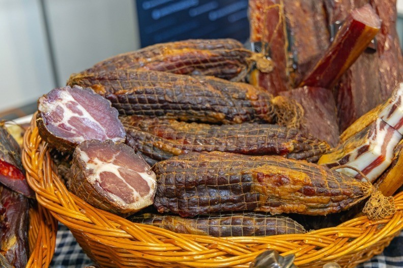 Ljudi se obogatili na pršuti - kupovali za 2.000, prodavali po 9.000 evra