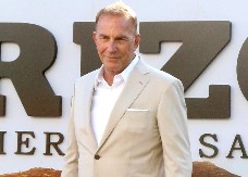 Glumac zaveo 42 godine mlađu manekenku: Kevin Kostner je i dalje neodoljiv šarmer