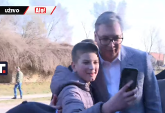 DEČICA SE GURALA DA SE SLIKAJU SA PREDSEDNIKOM! Predivan gest mališana iz Crvenke  