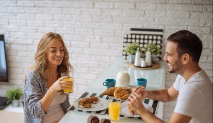 Ovo je najbolje vreme za doručak: Evo koliko brzo posle buđenja treba jesti