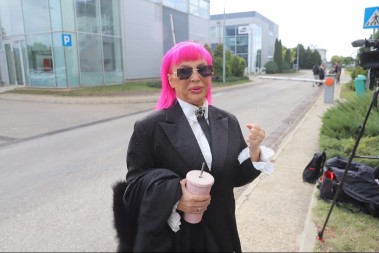 ZORICA BRUNCLIK SAMO JEDNOM OTKRILA ŠTA JOJ JE URADILA LEPA BRENA Godinama se pričalo o njihovom estradnom sukobu, vreme je da javnost sazna