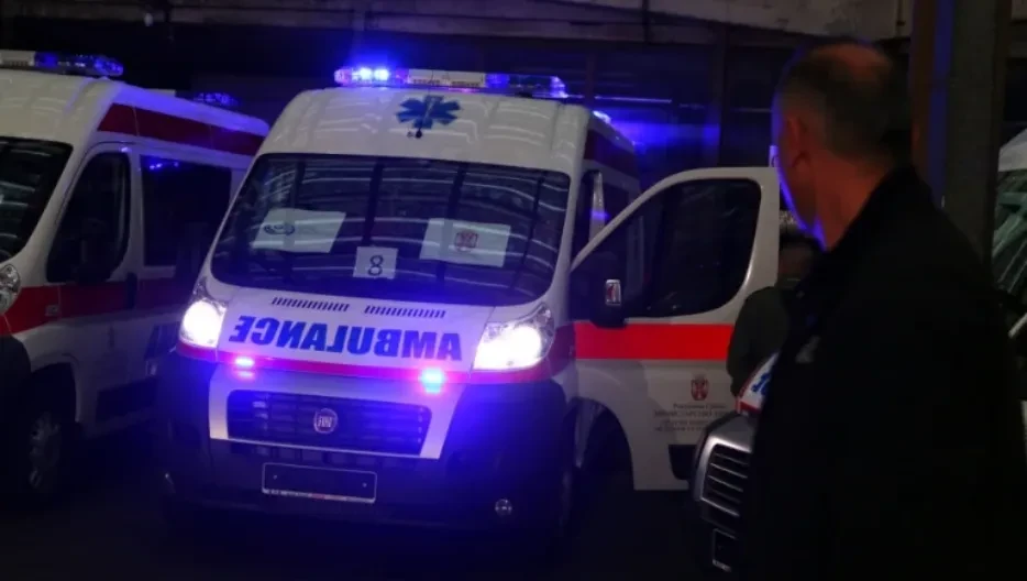 TROJE POVREĐENO U SUDARU TRI VOZILA Povređeni prevezeni u Urgentni centar