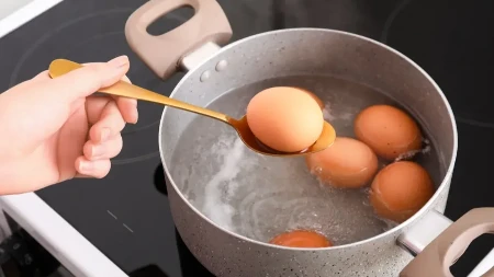 BEZ VEŠTAČKIH BOJA Farbanje jaja čajem je novi uskršnji trend