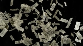 BIZARAN INCIDENT KOJI JE ZAPREPASTIO SVE! Devojčica bacila GOMILU PARA kroz prozor – nastao totalni haos!