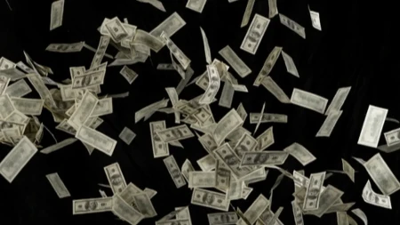 BIZARAN INCIDENT KOJI JE ZAPREPASTIO SVE! Devojčica bacila GOMILU PARA kroz prozor – nastao totalni haos!