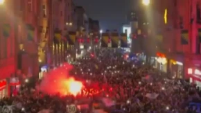 SARAJEVOM SE ORI PESMA HALIDA BEŠLIĆA Haos na ulicama, pevačev sin puca od ponosa! (VIDEO)