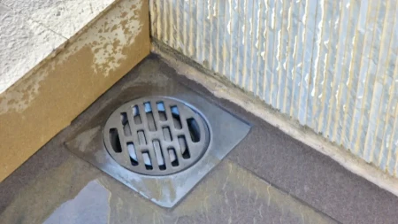 Smrad iz odvoda tokom kiše širi se po celoj kući? Jedan jednostavan sastojak iz kuće ga odmah ubija!