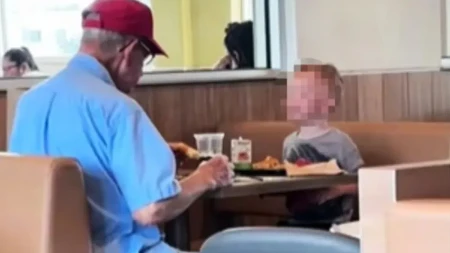 RASPLAKAĆE VAS! Dečak (3) prišao usamljenom dedi i uradio NAJLEPŠU stvar - scena slama srce! 