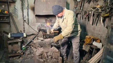 U NJEGOVOJ RADIONICI JOŠ SE ČUJE ZVUK ČEKIĆA O UŽARENO GVOŽĐE Fadil je među poslednjim kovačima u Polimskoj dolini, čuva stari zanat i tradiciju