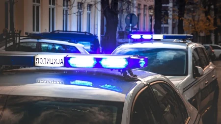 POSVAĐAO SE SA DEVOJKOM PA DEMOLIRAO LOKAL U RAKOVICI Upao u restoran sa satarom i napravio neviđeni haos