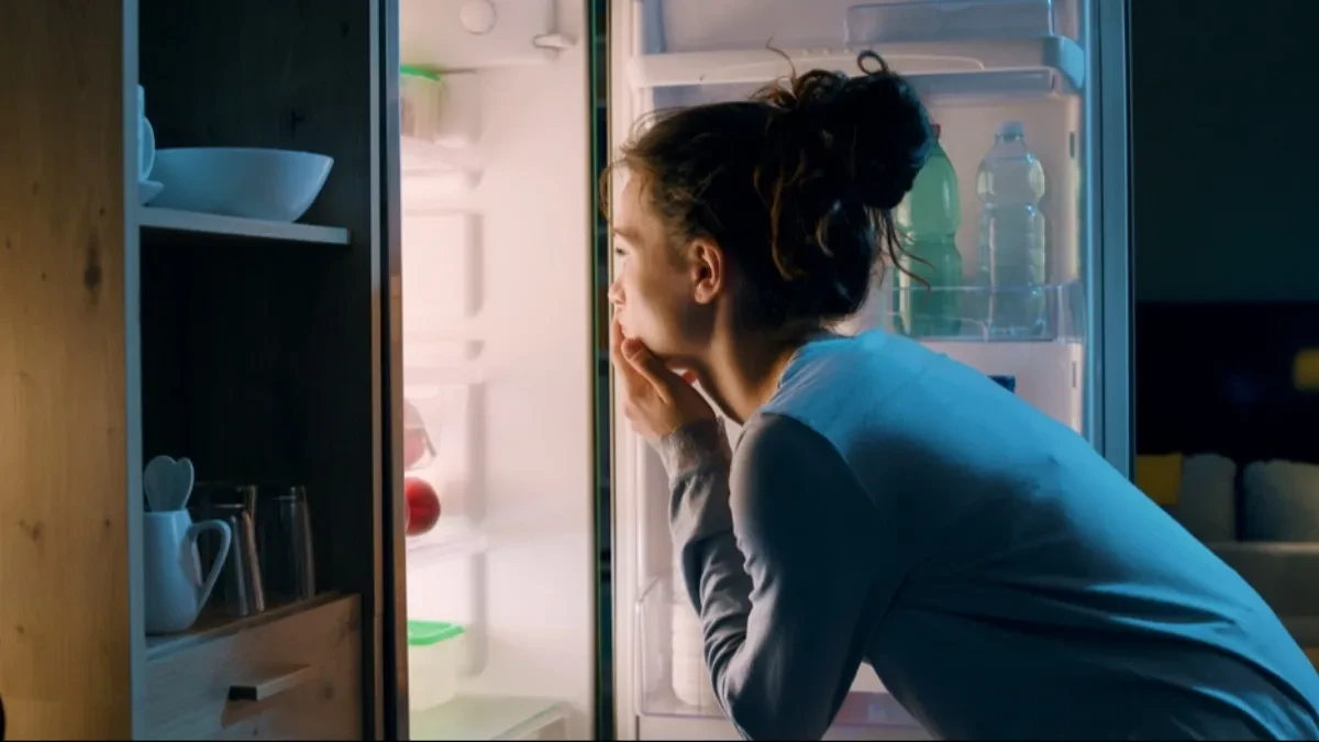 UMIRETE OD GLADI UVEČE, A ŽELITE DA SMRŠATE? Nutricionista savetuje: "3 namirnice je dobro jesti pre spavanja"