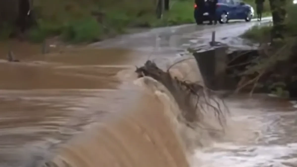 UŽASAN POTOP U GRČKOJ Atina je paralisana - letovalište POD VODOM! TORNADO PREVRTAO KAMIONE