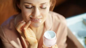 Neverovatno, ali istinito: Žene stavljaju vaginalnu kremu na lice zbog bora