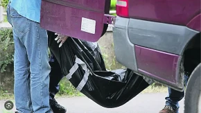 DEČAK UBIJEN I BAČEN U ŠUMU Virile mu samo nogice iz kutije...TELO SKROZ U MODRICAMA  