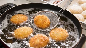 Ovo je najbolji trik za prženje hrane! Zbog jedne namirnice ulje ne prska, a šporet ostaje čist kao suza