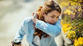 JEZIVO OTKRIĆE! Muve joj opsedale lice, a onda je iz nosa izašlo nešto STRAVIČNO