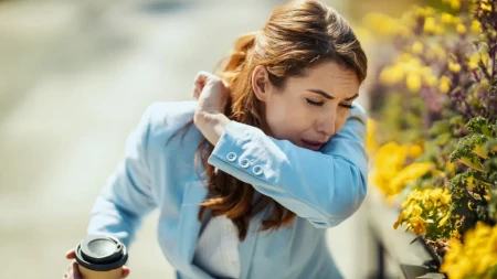 JEZIVO OTKRIĆE! Muve joj opsedale lice, a onda je iz nosa izašlo nešto STRAVIČNO