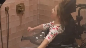 SUZE I OSMEH U ISTO VREME: Devojčica sa cerebralnom paralizom doživela sneg, internet zanemeo!