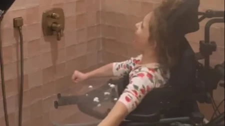 SUZE I OSMEH U ISTO VREME: Devojčica sa cerebralnom paralizom doživela sneg, internet zanemeo!