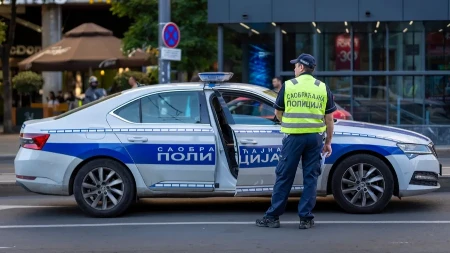 UŽAS U KRAGUJEVCU, AUTOMOBIL POKOSIO PEŠAKA Čovek leži nepomično na ulici dok mu se ukazuje pomoć, prvi snimak sa mesta događaja (FOTO)