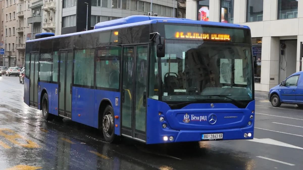 DRAMA U AUTOBUSU 601 U BEOGRADU Strana državljanka uhvaćena u sramnom činu, za to dobila 1.500 dinara! Evo šta se dogodilo