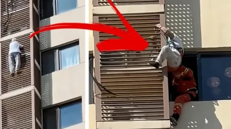 STRAVIČNA SCENA: Baka (89) visila sa 26. sprata i krenula da se spušta niz soliter – prolaznici u neverici!