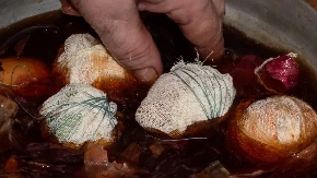 Ni slučajno da ste je prosuli! Šta se radi sa vodom u kojoj se farbaju jaja na Veliki petak?