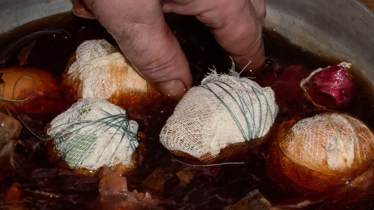 Ni slučajno da ste je prosuli! Šta se radi sa vodom u kojoj se farbaju jaja na Veliki petak?