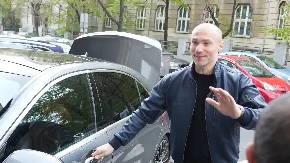 EVO KO JE PRVI VIDEO BEBU Sofronijević izveo ženu i dete iz porodilišta, a ova poznata dama odmah dotrčala!