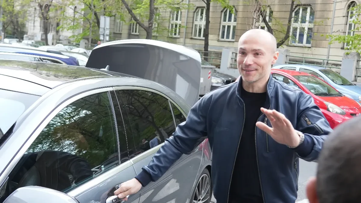 EVO KO JE PRVI VIDEO BEBU Sofronijević izveo ženu i dete iz porodilišta, a ova poznata dama odmah dotrčala!