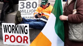 ŽESTOK OBRAČUN SA BLOKADERIMA Probali da blokiraju rafineriju u Irskoj, policija ih rastavila od života!