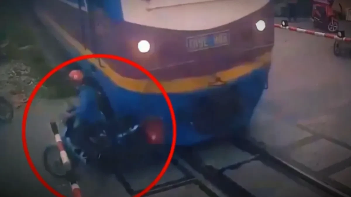 UŽAS NA PRUZI! Pričao na telefon i iskočio pred voz, snimak ledi krv u žilama! (VIDEO)