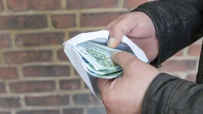 RADNIK RESTORANA UŠAO U TOALET, PA SE UMALO ONESVESTIO OD ŠOKA Podigao je sa poda kovertu u kojoj je bilo 9000 evra - usledilo je nešto neverovatno 