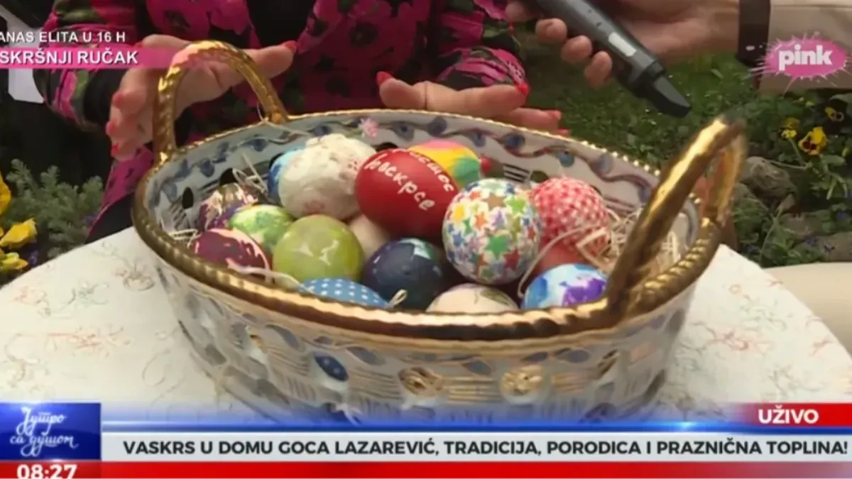 UKLJUČILA SE U PROGRAM UŽIVO, A IZA NJE - OVO U domu pevačice jedna stvar upala u kadar, svima su pale vilice kada su videli! 